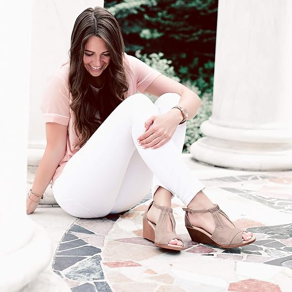 Sandalias de cuña con punta abierta y espuma Kedzie Tru Comfort para mujer de Journee 