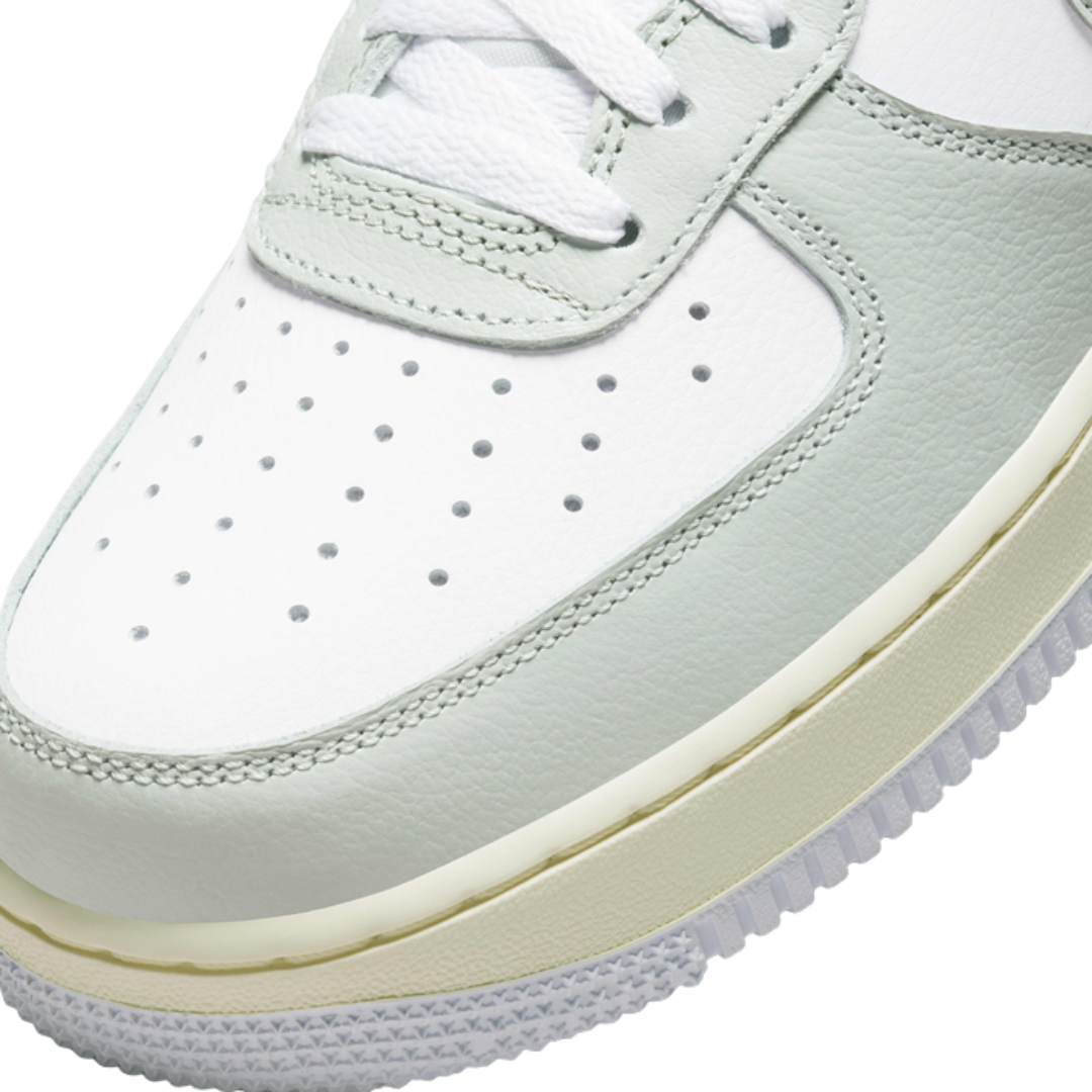 Nike Men's Air Force 1 '07 LV8 Shoes – DZ2522-001