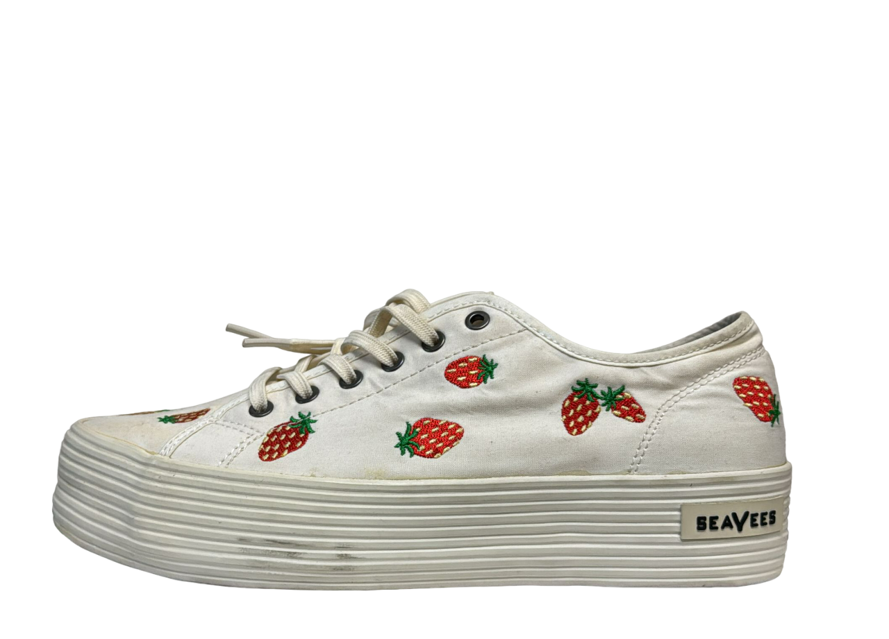 Baskets blanches SeaYees avec imprimé fraise brodé