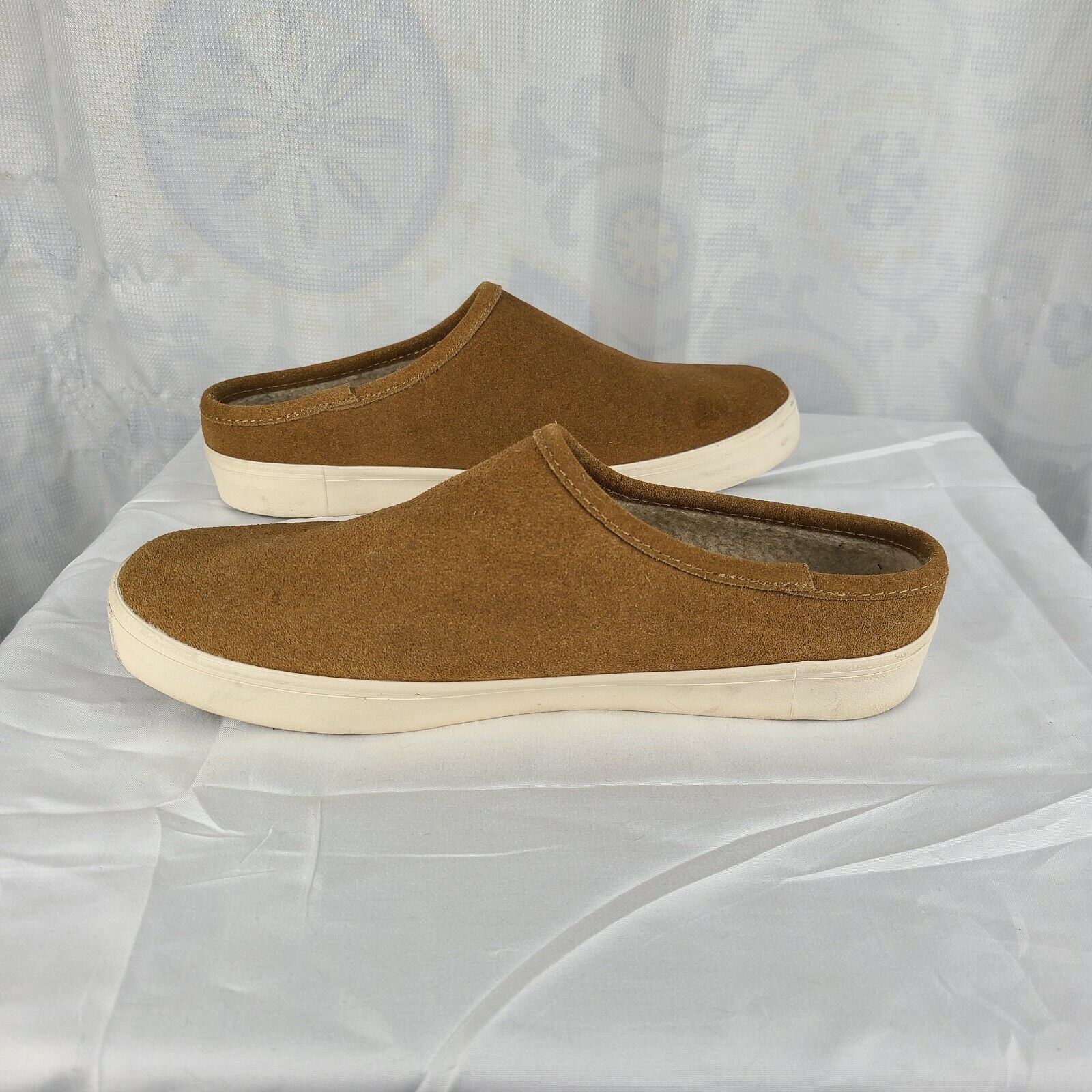 Pantuflas con forro de piel sintética y gamuza color trigo Cascade Mule de la marca Staheekum 
